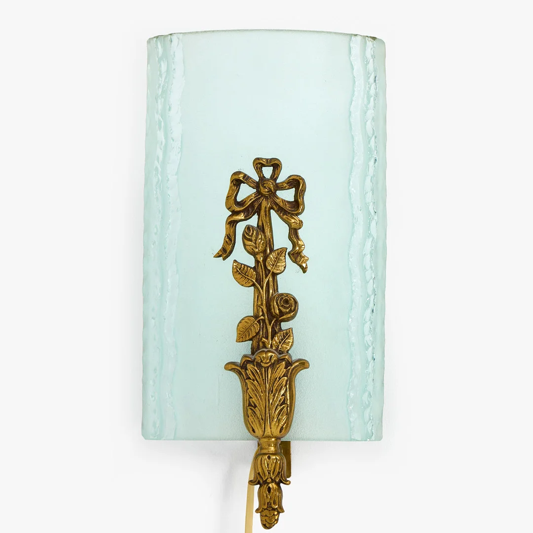 VÄGGLAMPA, 1940-tal. Swedish Modern. Armatur i patinerad mässing med skärm i frostat råglas. — Wall Lights — Crafoord Auktioner Stockholm