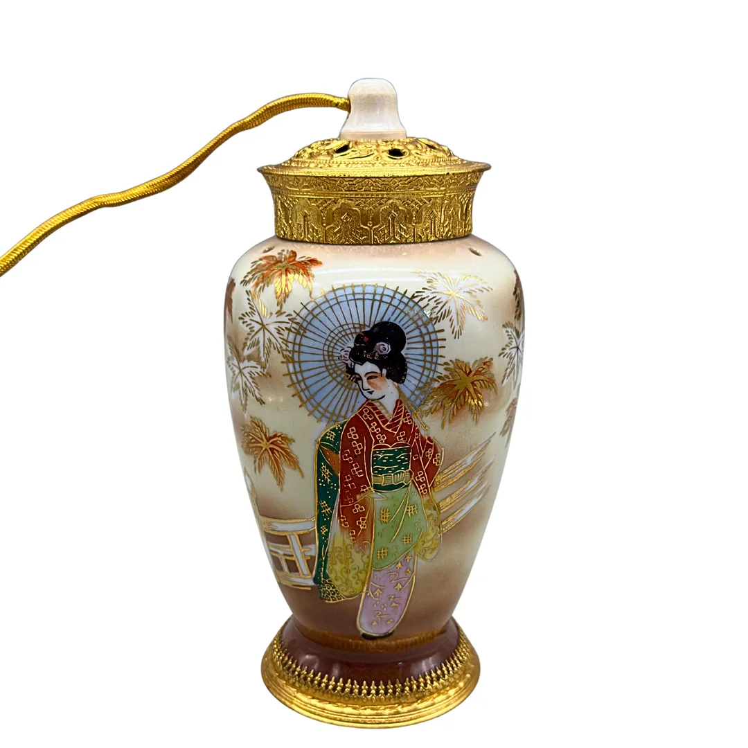 AEROZON ASIATISCHER RAUCHVERZEHRER AUS PORZELLAN. — Table Lamps — Auktionshaus Stuber's Hammerschlag
