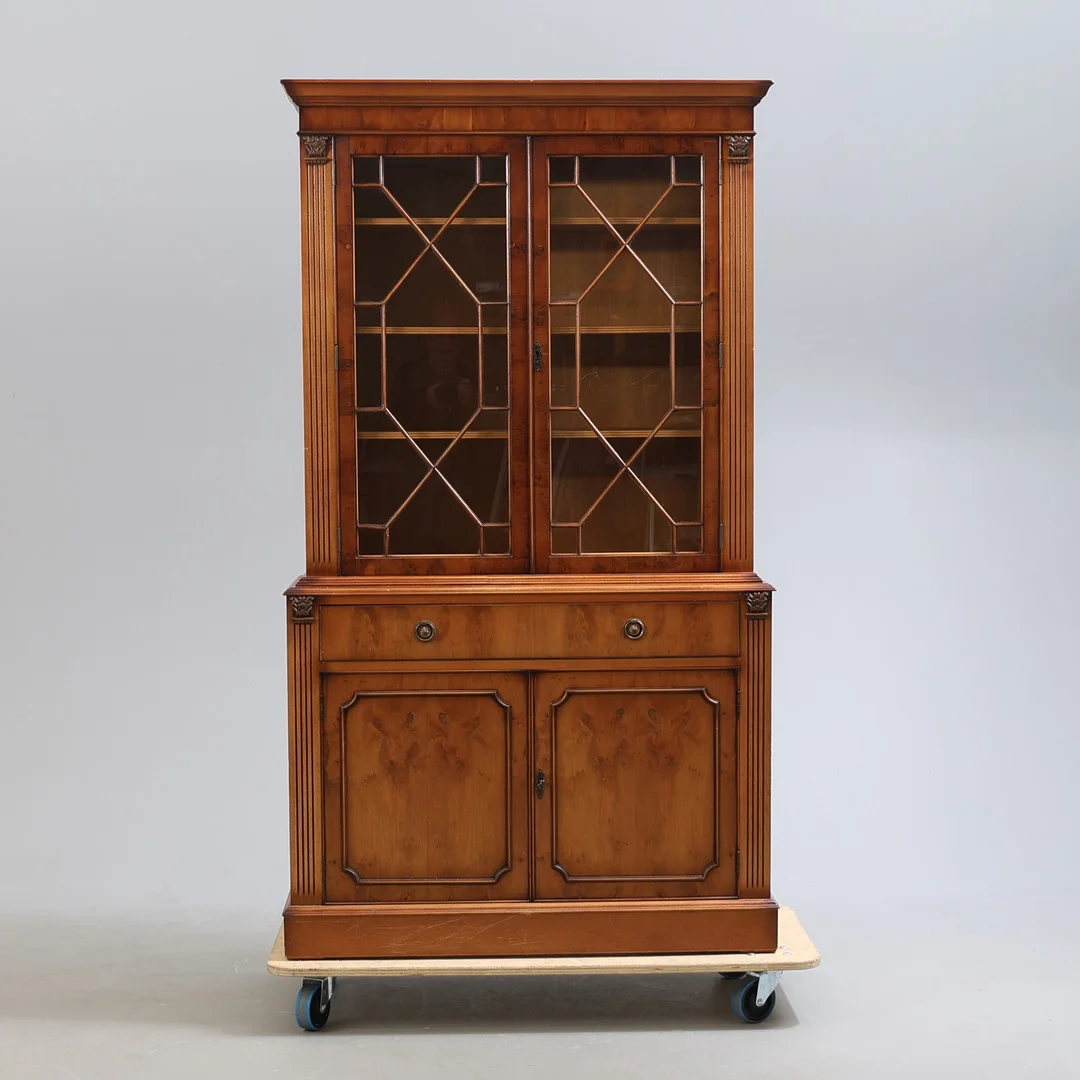VITRINSKÅP, idegran, N. Norman Ltd, London, England, 1900-tal. — Cupboards, Cabinets & Shelves — Gomér & Andersson Nyköping