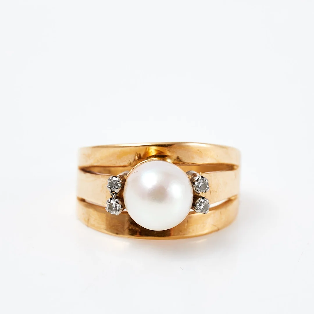 RING, 18 k guld, med en odlad saltvattenspärla och 4 åttkantslipade diamanter, totalt ca 0,04 ct enligt gravyr, Ge-Kå-Smyckek G Kaplan, 1964. — Rings — Stockholms Auktionsverk Sickla