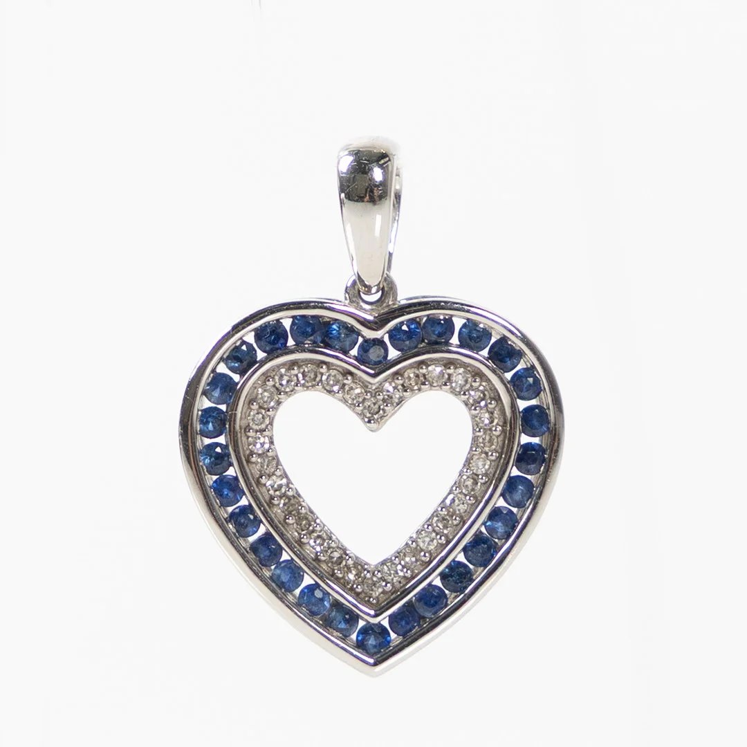 HÄNGE, 18K vitguld. — Brooches & Pendants — Stockholms Auktionsverk Helsingborg
