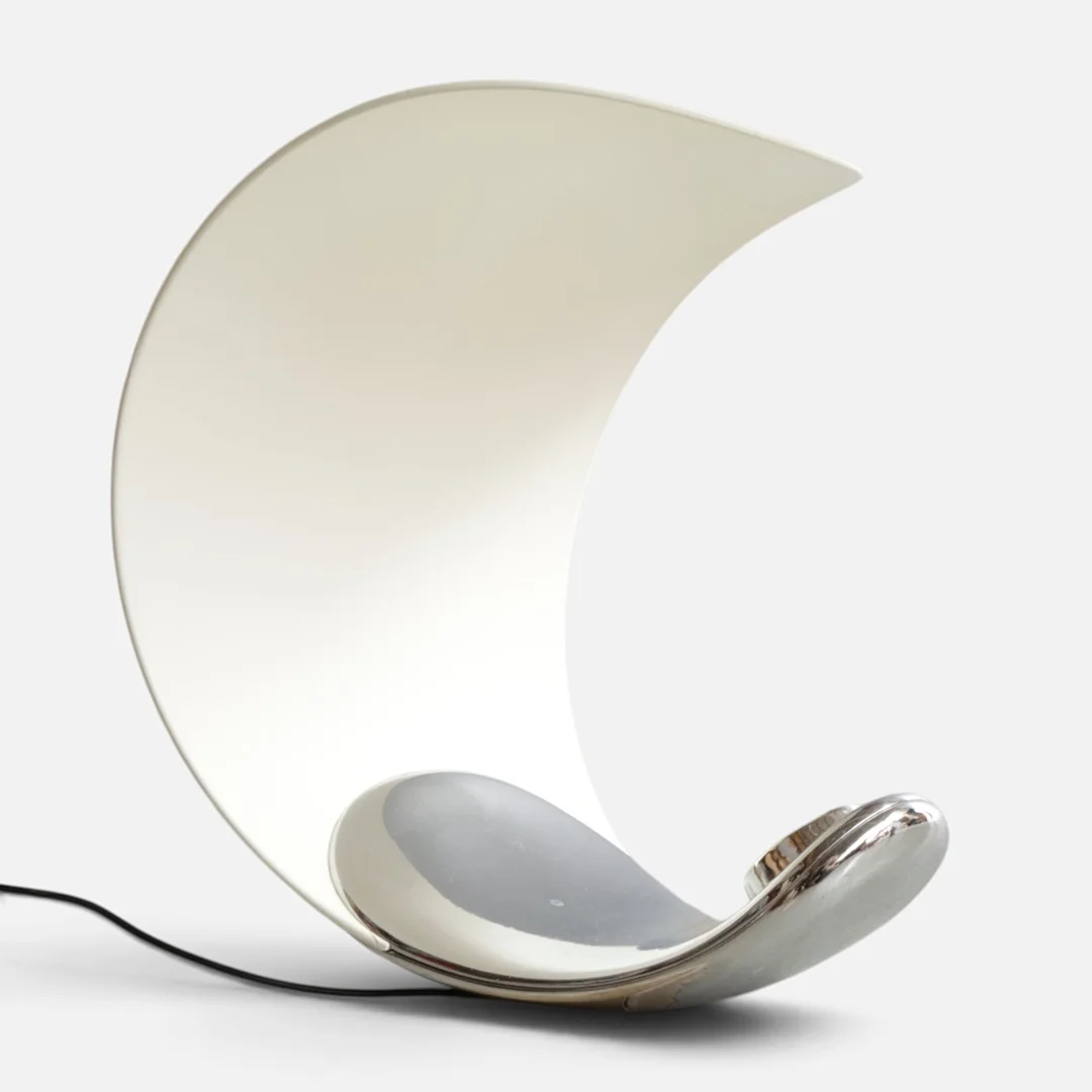 SEBASTIAN BERGNE. "Curl", bordlampe af cremefarvet plast og chrome. Udført og mærket hos Luceplan, model "Curl D76". — Table Lamps — Woxholt Auktionshus