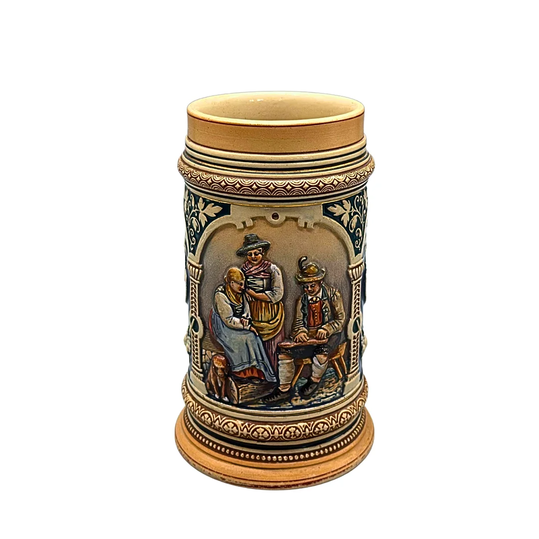 BIERKRUG AUS KERAMIK MIT RELIEFDEKOR. — European — Auktionshaus Stuber's Hammerschlag
