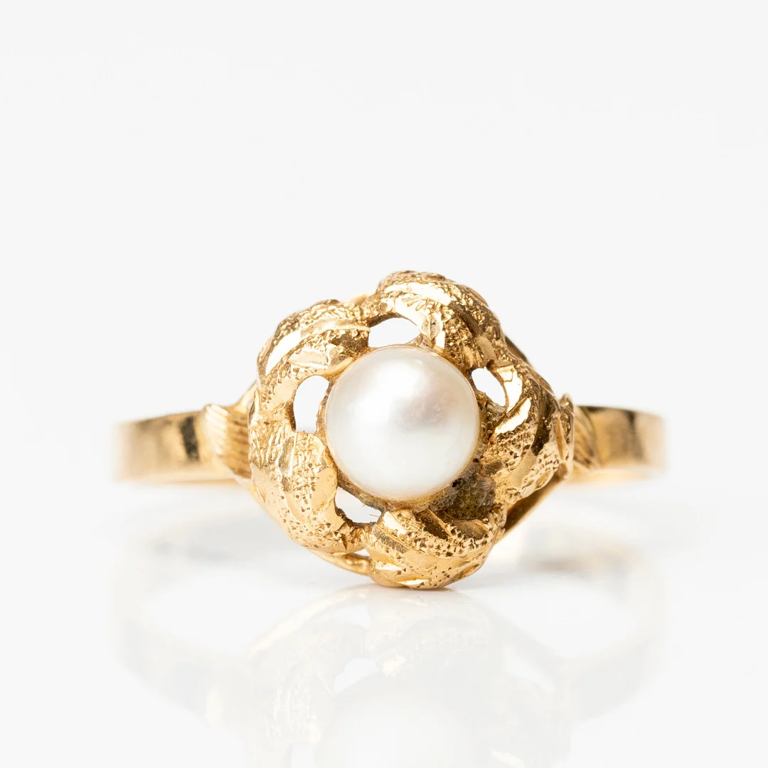RING, guld, 18K med pärla, svensk importstämpel. — Rings — Auktionshuset Kolonn