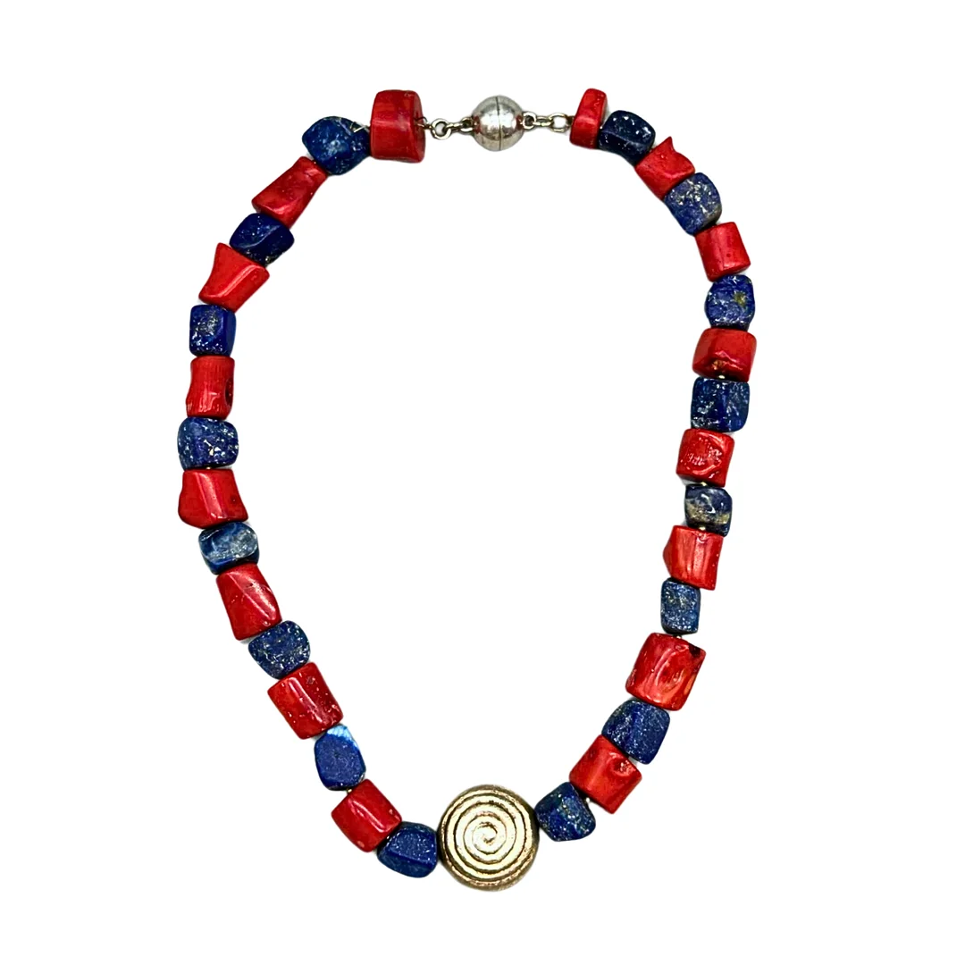 HALSKETTE AUS ROTEN UND BLAUEN STEINEN MIT MAGNETVERSCHLUSS. — Necklace — Auktionshaus Stuber's Hammerschlag