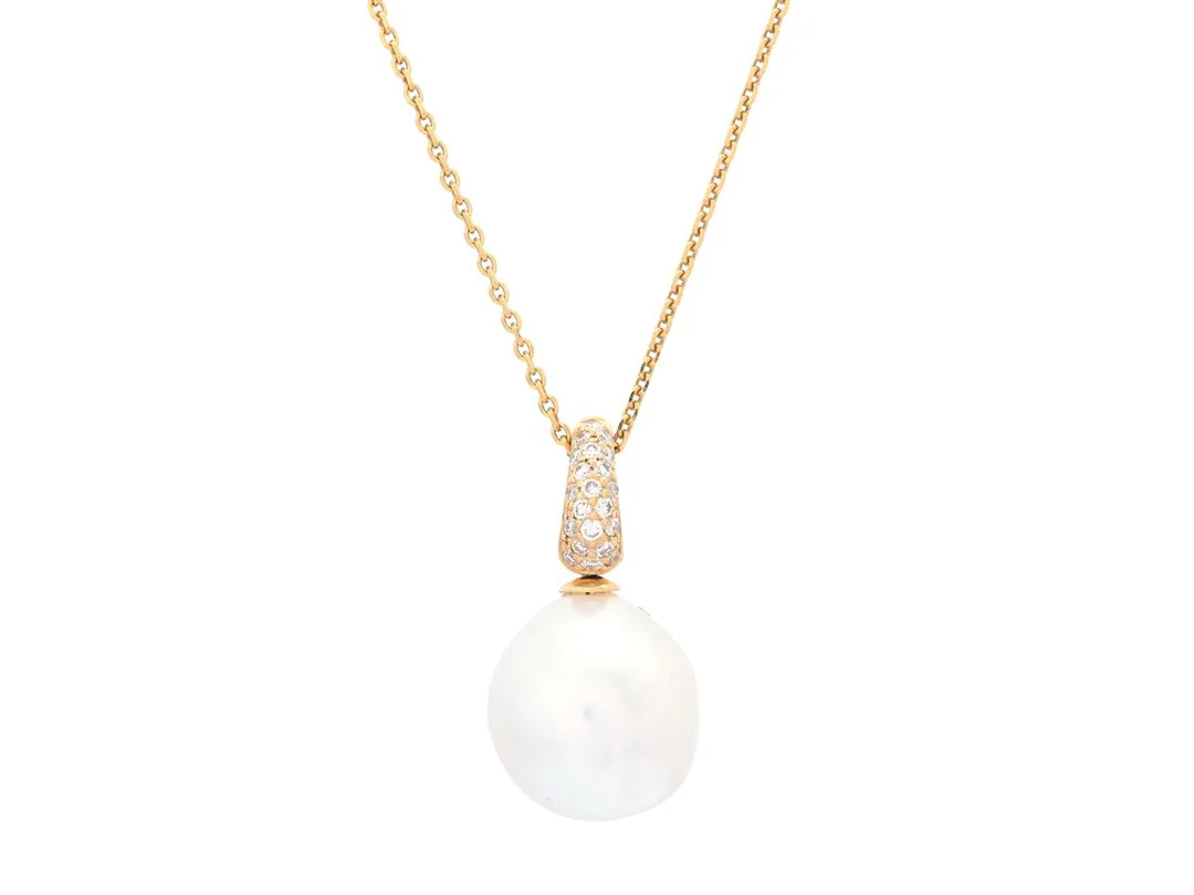HÄNGE MED KEDJA, 18K guld, barock South sea pärla 12 mm, briljanter 0,16 ctv, längd 42 cm, vikt 5,8 g. — Smycken/Hänge med kedja — Kaplans