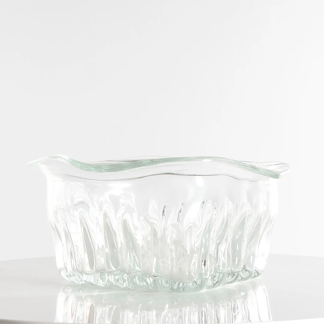 PER LÜTKEN (F. 1916, D. 1998). "Våd lerform" skål i hvidt glas med riflet sider. Unika. For Holmegaard glasværk, Danmark. — Art glass — Woxholt Auktionshus