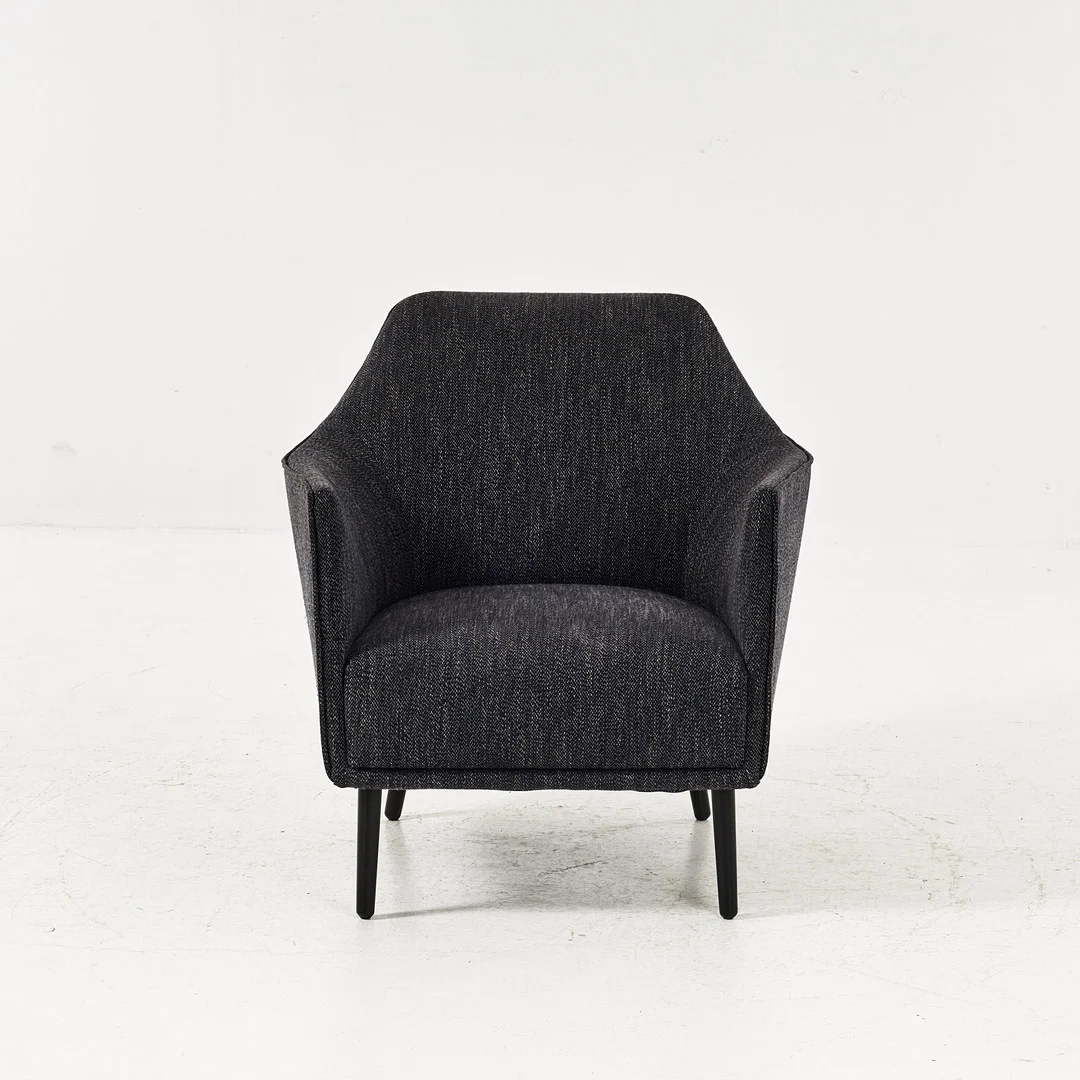 TUULA FALK. "Ell", fåtölj, Adea, Finland, ben i svartlackerat stål, mörk klädsel i textil med inslag av svart, blått och grått. — Armchairs & Chairs — Stockholms Auktionsverk Magasin 5