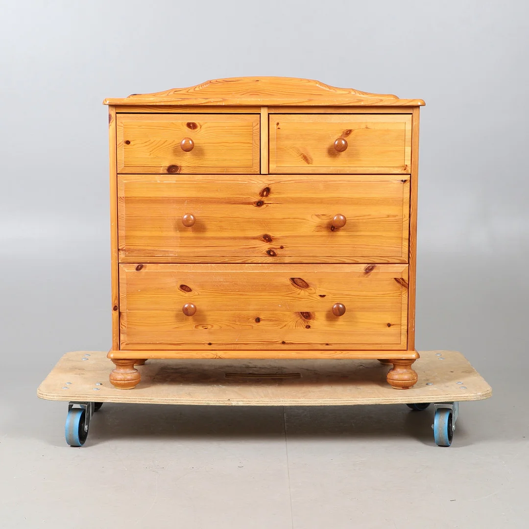 A MODERN PINE CHEST OF DRAWERS. — Chests of drawers — Lawrences Auctioneers