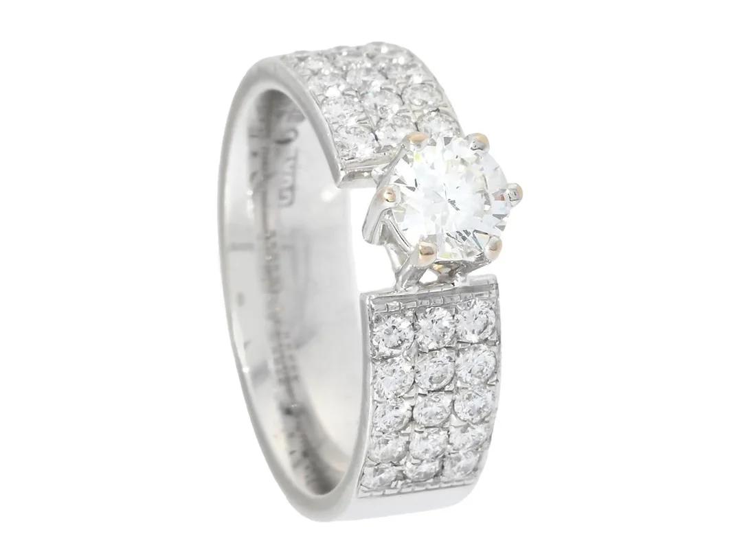 RING, 18K vitguld, briljantslipad diamant ca 0,48 ct, ca W/VS, briljantslipade diamanter ca 0,60 ctv, ca TW-W/VS-SI, stl 16,5 mm, 8,1 g, två naturaler på rondisten, svaga fattningar. — Smycken/Ring — Kaplans
