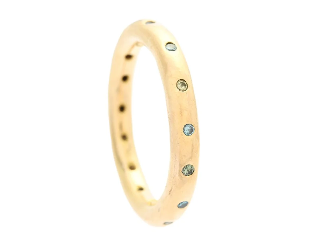 ASTRID RÖHLING BJÖRK, helalliansring, 18K guld, 15 behandlade briljantslipade diamanter, ca 0,09 ctv, Stockholm 2001, stl 16,75 mm, vikt 6,0 g. — Smycken/Alliansring — Kaplans