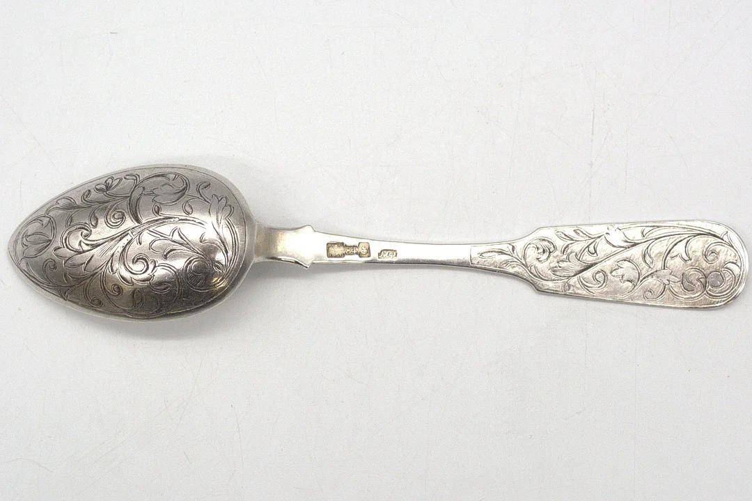 ANTIKER RUSSISCHER 875 SILBER/84 ZOLOTNIKI LÖFFEL MIT AUFWENDIGER ZISELIERUNG ,MOSKAU, DATIERT 1850. — Silver — Kunst- und Auktionshaus Kleinhenz
