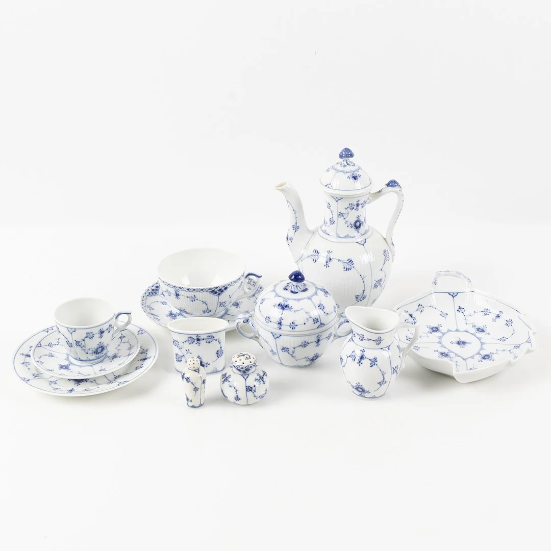 SERVIS, 52 delar, Musselmalet, halvblond, Royal Copenhagen, porslin, 1:a och II:a sortering. — European — Stockholms Auktionsverk Helsingborg
