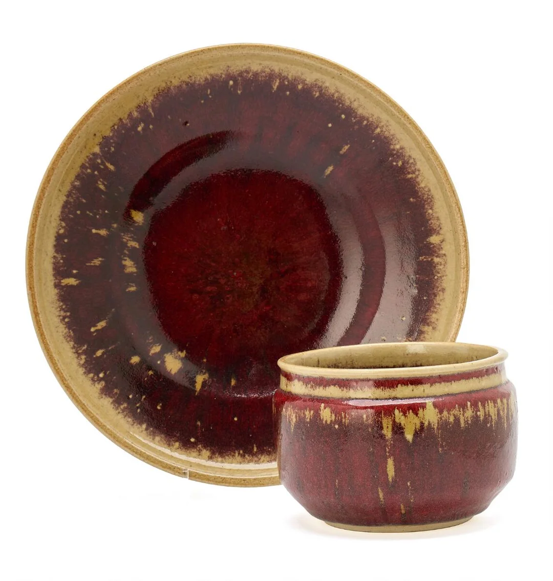 Henning Nilsson: A circular stoneware vase and dish. Decorated with oxblood glaze. Höganäs 1971 and 1967. (2) — Modern Decorative Art — Bruun Rasmussen