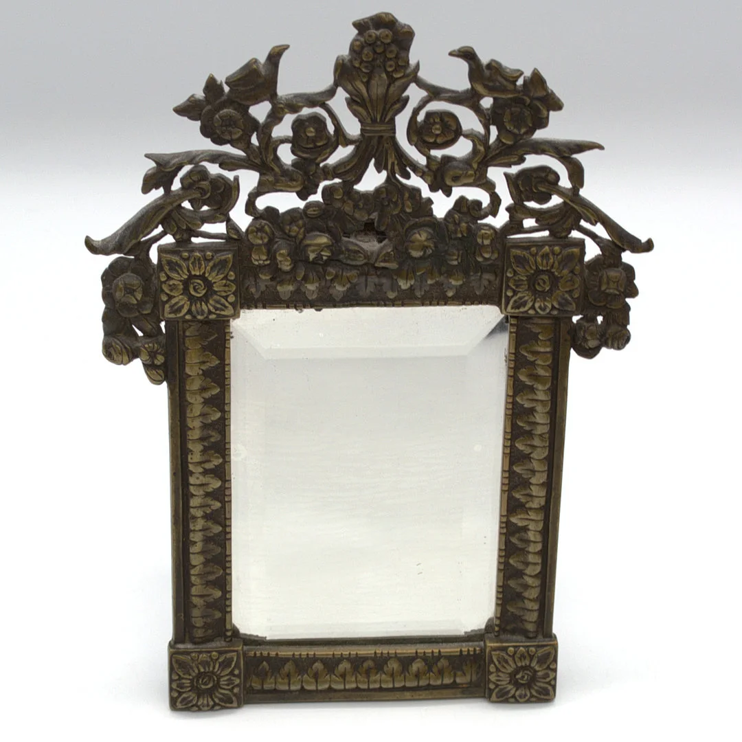 MESSING STAND SPIEGEL IM RENAISSANCE-STIL FRANKREICH ENDE 19. JAHRHUNDERT. — Mirrors — Kunst- und Auktionshaus Kleinhenz