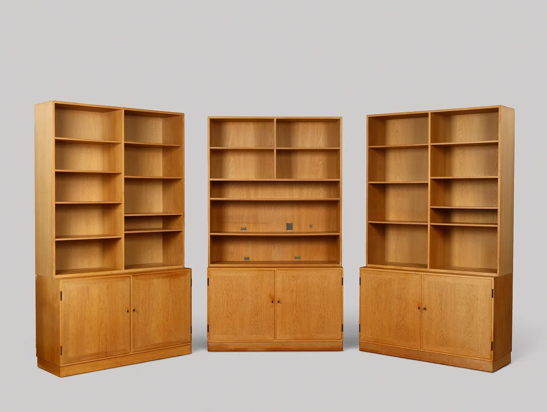 KAI WINDING. Stort reolsystem af eg, 1960-70'erne, Danmark. (6). — Cupboards, Cabinets & Shelves — Palsgaard Kunstauktioner