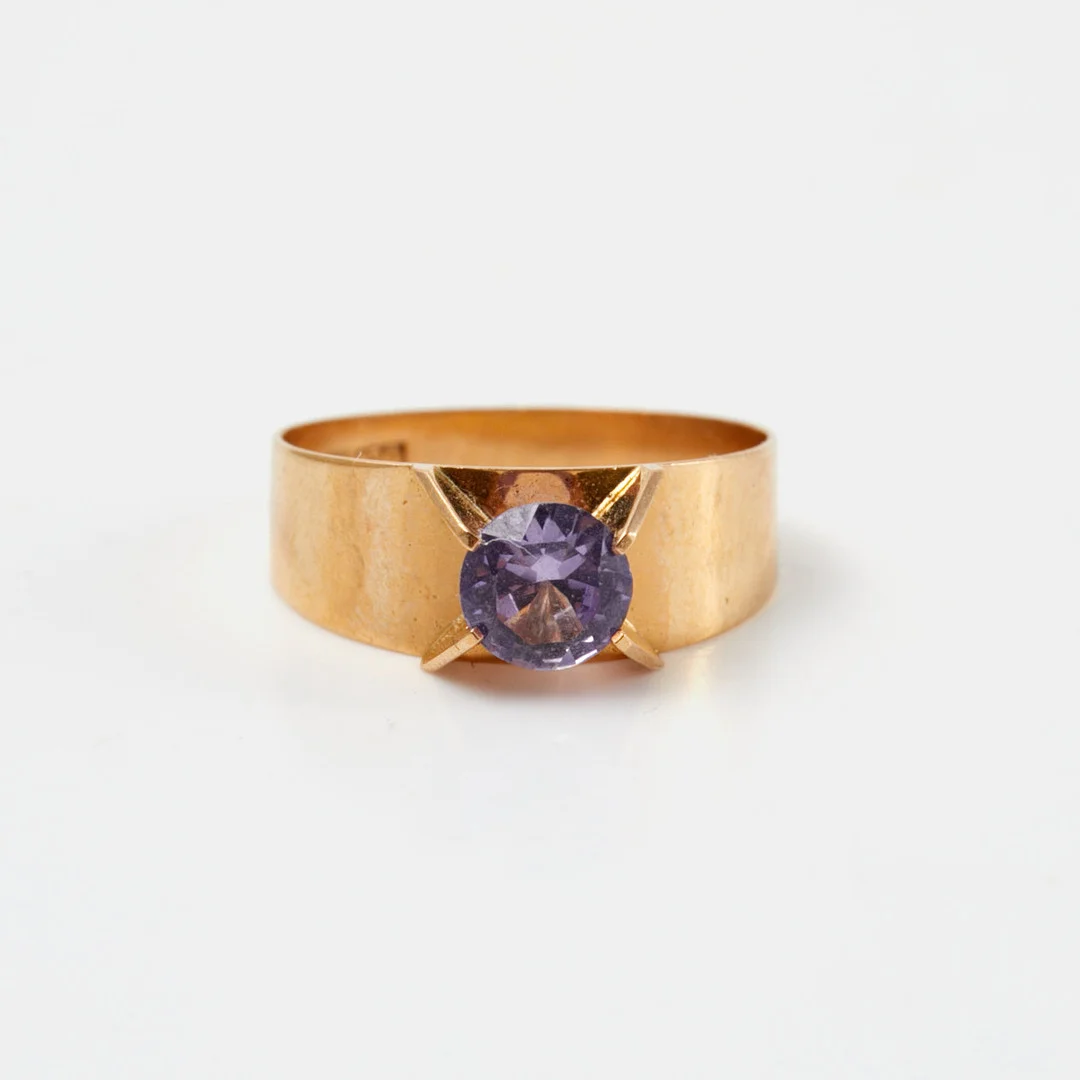 RING, 18 k guld, 1 fasettslipad syntetisk lila safir, City Guld Ab Sune Karlsson, Köping 1970. — Rings — Stockholms Auktionsverk Sickla