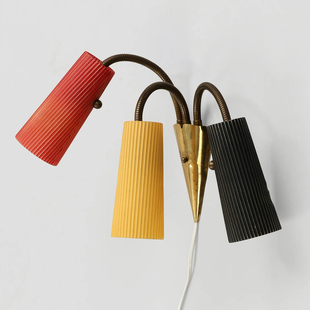 Trearmet væglampe af messing med skærme af plast, 1950'erne. — Wall Lights — Palsgaard Kunstauktioner