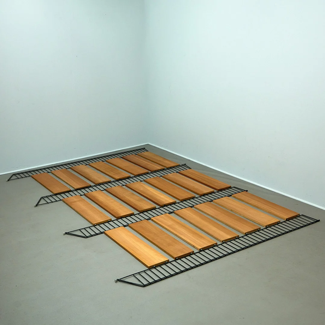 NILS & KAJSA STRINNING. Wandregal, „String“, zweite Hälfte des 20. Jahrhunderts, Esche, Schweden (25). — Cupboards, Cabinets & Shelves — Rheinveld Auktionen