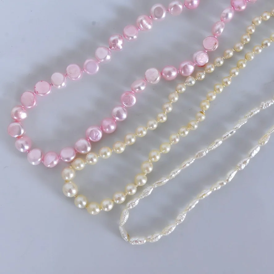COLLIERER, 3 st, odlade, delvis färgade pårlor med silverlås. — Necklace — Halmstads Auktionskammare