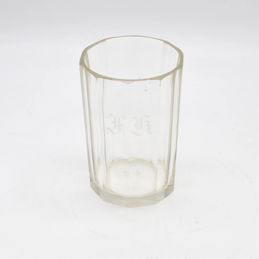 BIEDERMEIER GLAS, INITIALEN HK, DEUTSCHLAND, 19. JAHRHUNDERT. — Art glass — Kunst- und Auktionshaus Kleinhenz