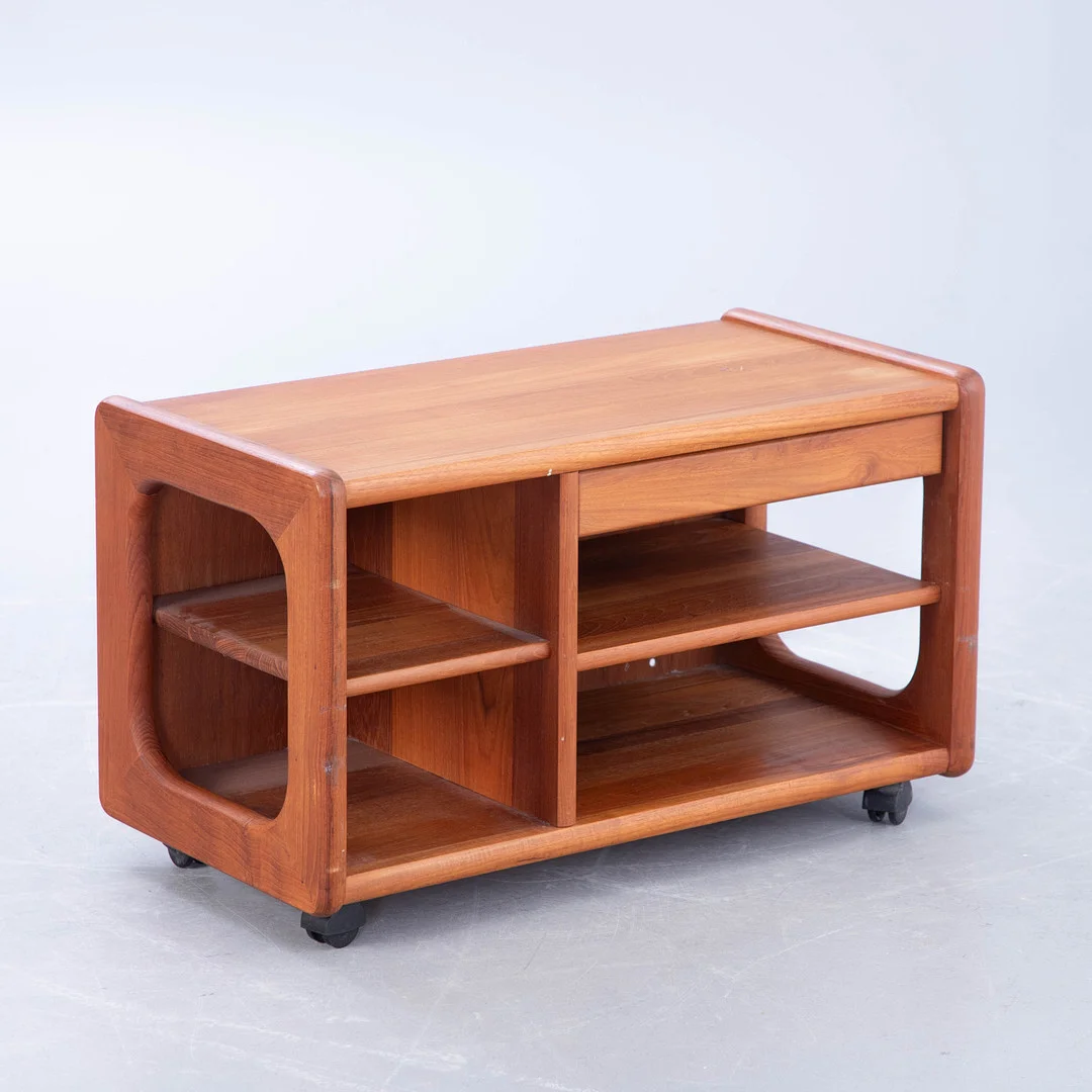 TV / Hi-Fi Rollwagen aus Teak, Dänemark. — Chests of drawers — Stockholms Auktionsverk Hamburg