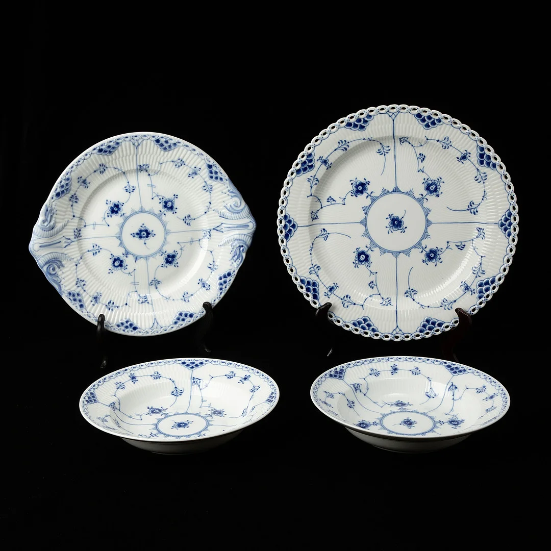 UPPLÄGGNINGSFAT och SKÅLFAT. 4 delar, porslin, "Musselmalet", Royal Copenhagen. — European — Stockholms Auktionsverk Göteborg