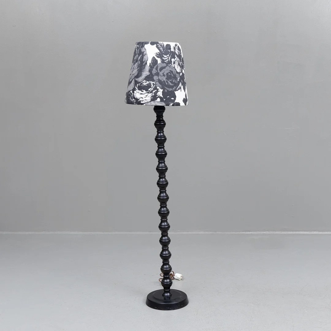 GOLVLAMPA, svartlackerat trä, 2000-tal. — Floor lights — Garpenhus Auktioner