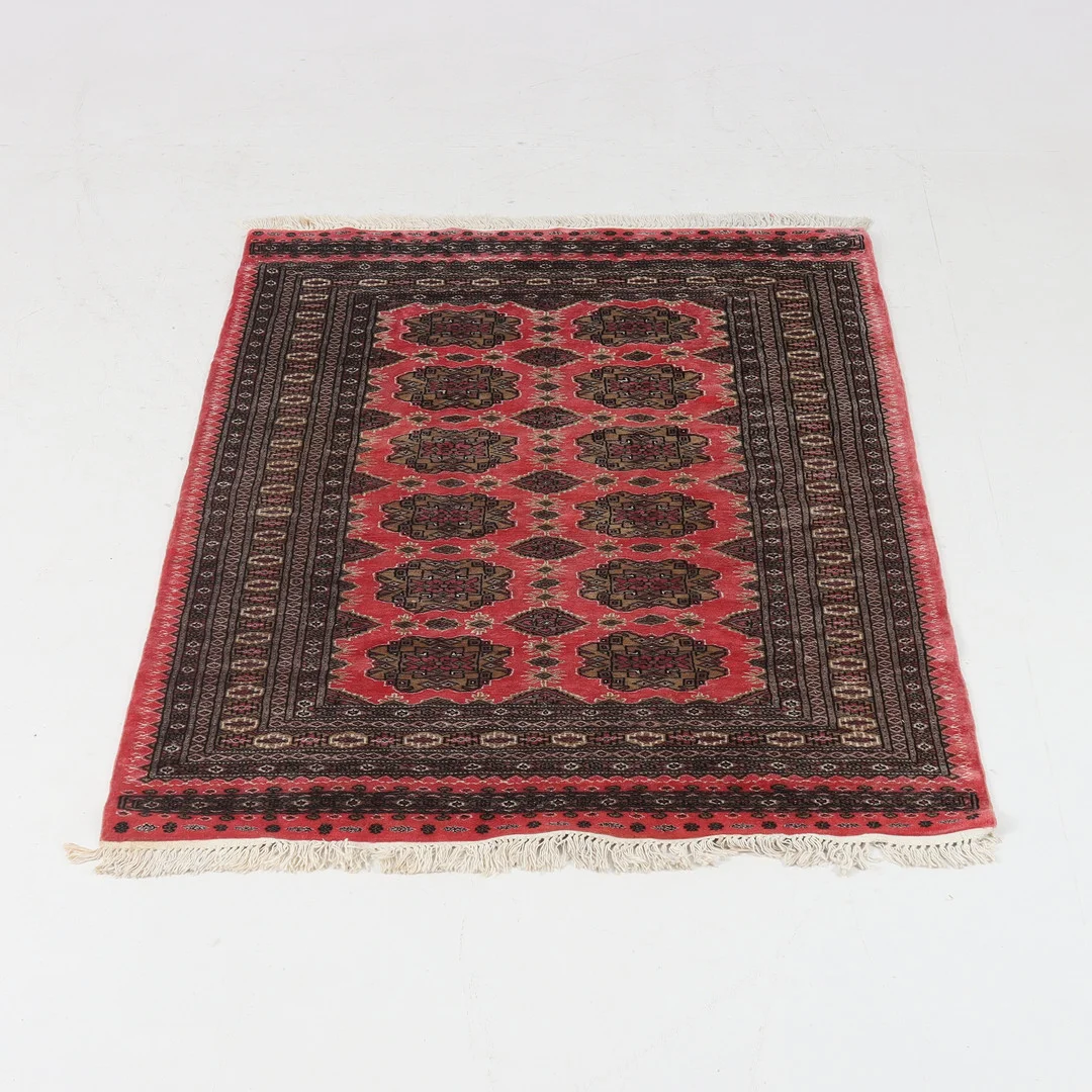 MATTA, orientalisk, 188 x 124 cm. — Oriental Carpets & Textiles — Stadsauktion Sundsvall