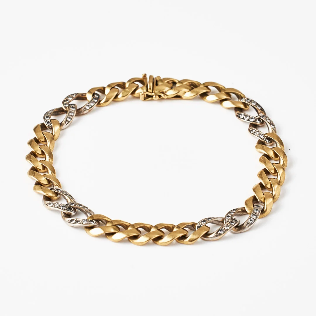 ARMBAND, 18 k guld, manglad pansarlänk, 8 länkdelar med dekor av 67 småbriljanter, Milano/Italien, (efter 1968), svensk kontrollstämpel. — Bracelets — Stockholms Auktionsverk Magasin 5