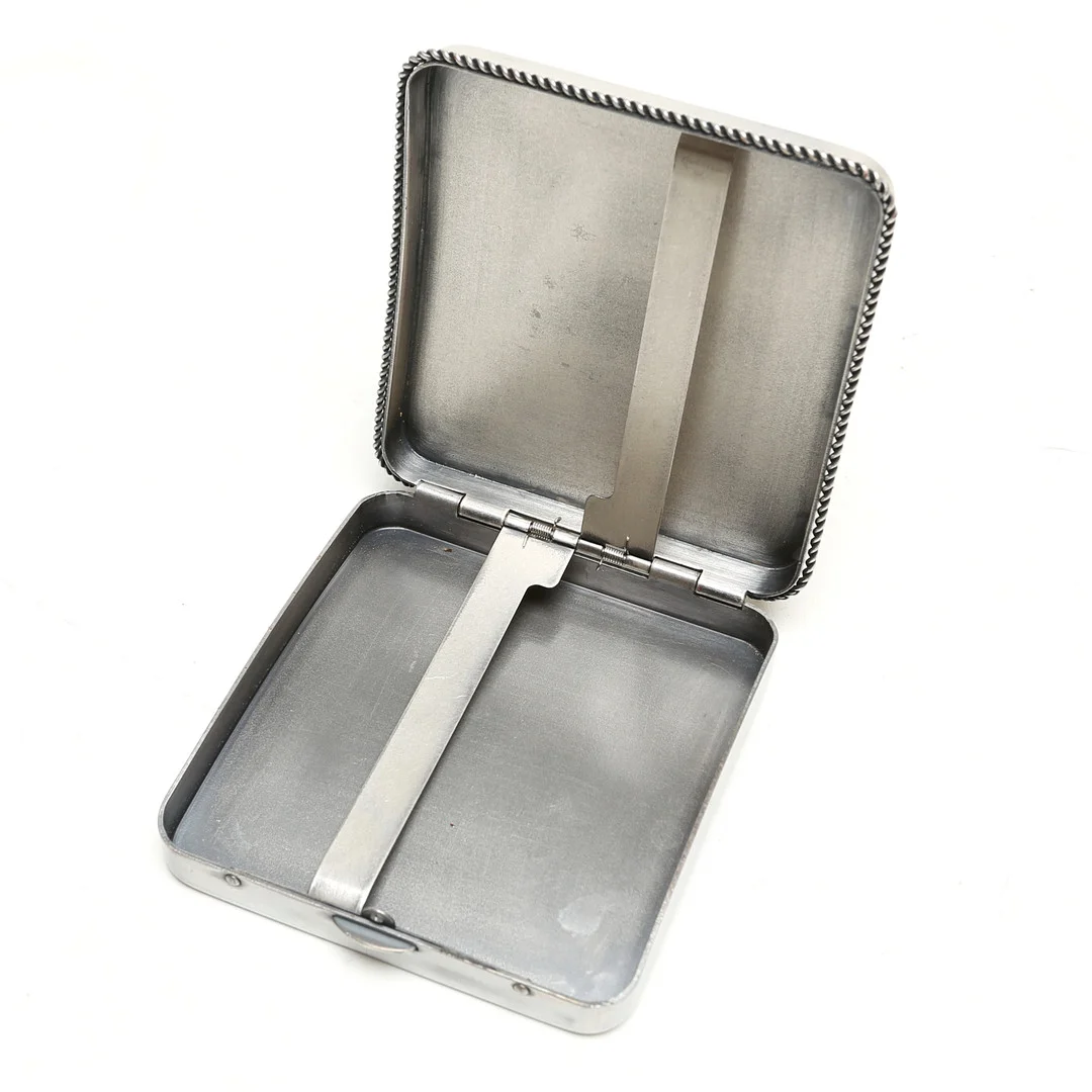 CIGARETTETUI, metall. — Other metals — Kalmar Auktionsverk
