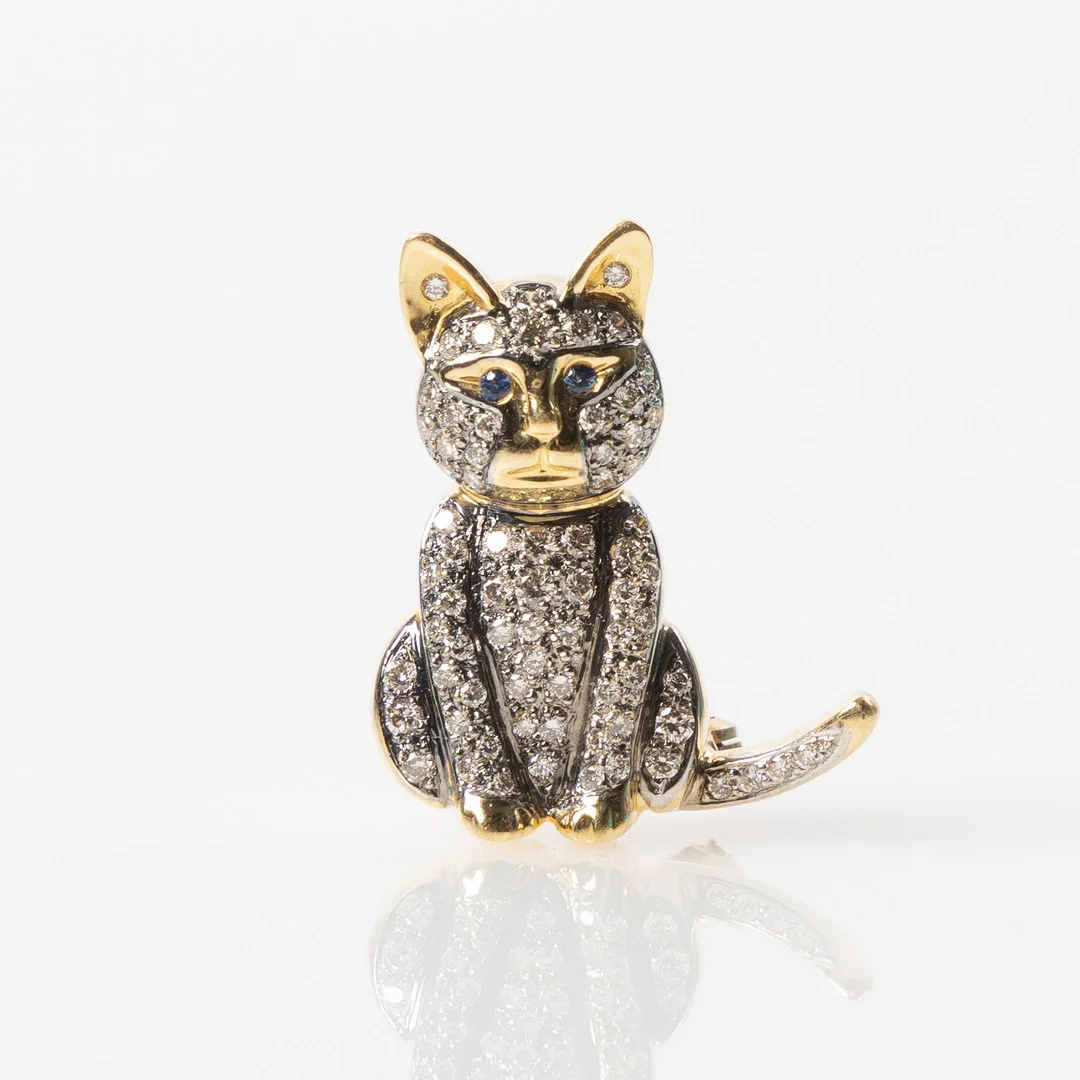 BROSCH, 18K guld och vitguld med briljantslipade diamanter och fasettslipade safirer. — Brooches & Pendants — Stockholms Auktionsverk Helsingborg