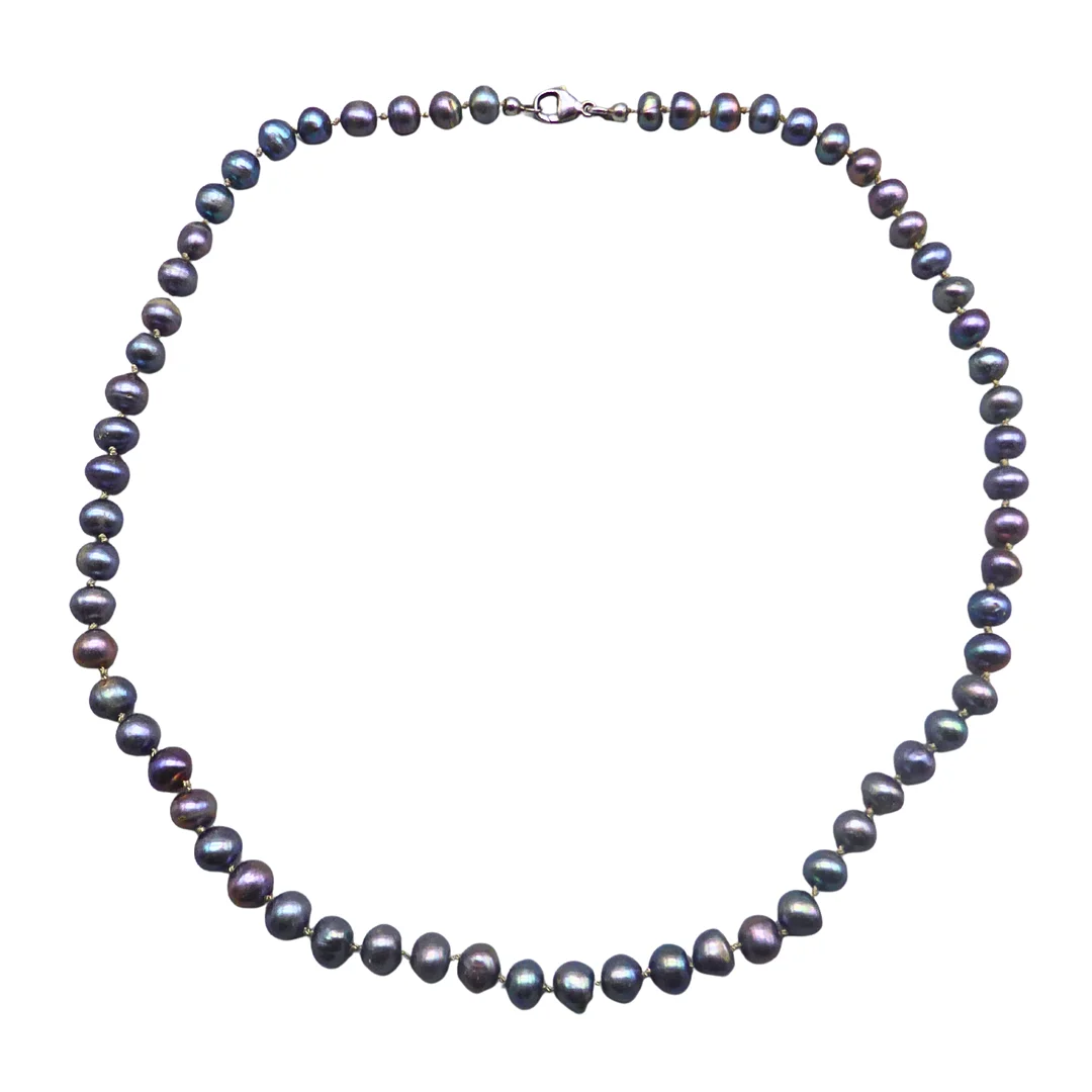 HALSKETTE MIT DUNKLEN PERLMUTTFARBENEN PERLEN. — Necklace — Auktionshaus Stuber's Hammerschlag