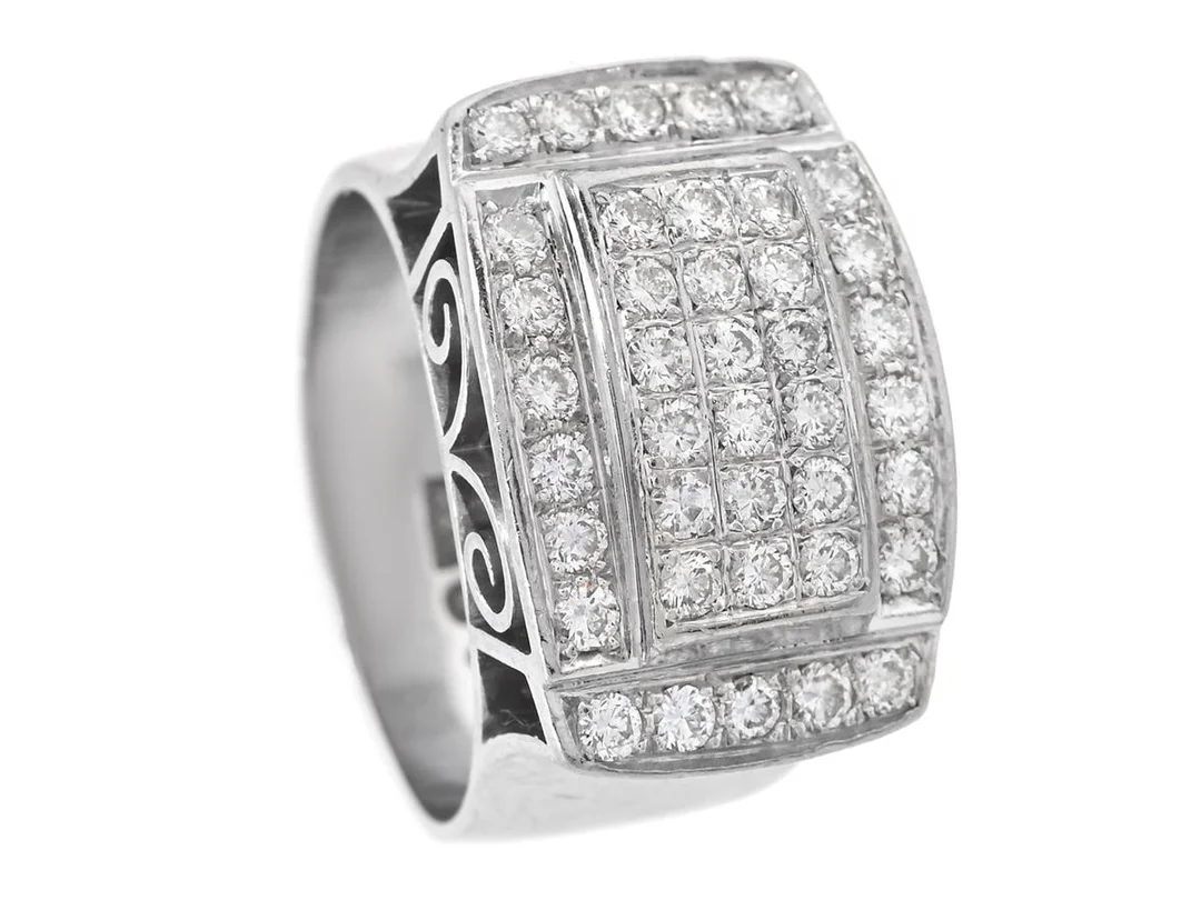 RING, 18K vitguld, 18 briljantslipade diamanter 0,88 ctv enligt gravyr, ca TW-TCr/VS-SI, Rosengren & Eriksson Guldsmedja, Stockholm 1953, stl 17,25 mm, vikt 14,1 g, 1 diamant skadad. — Smycken/Ring — Kaplans