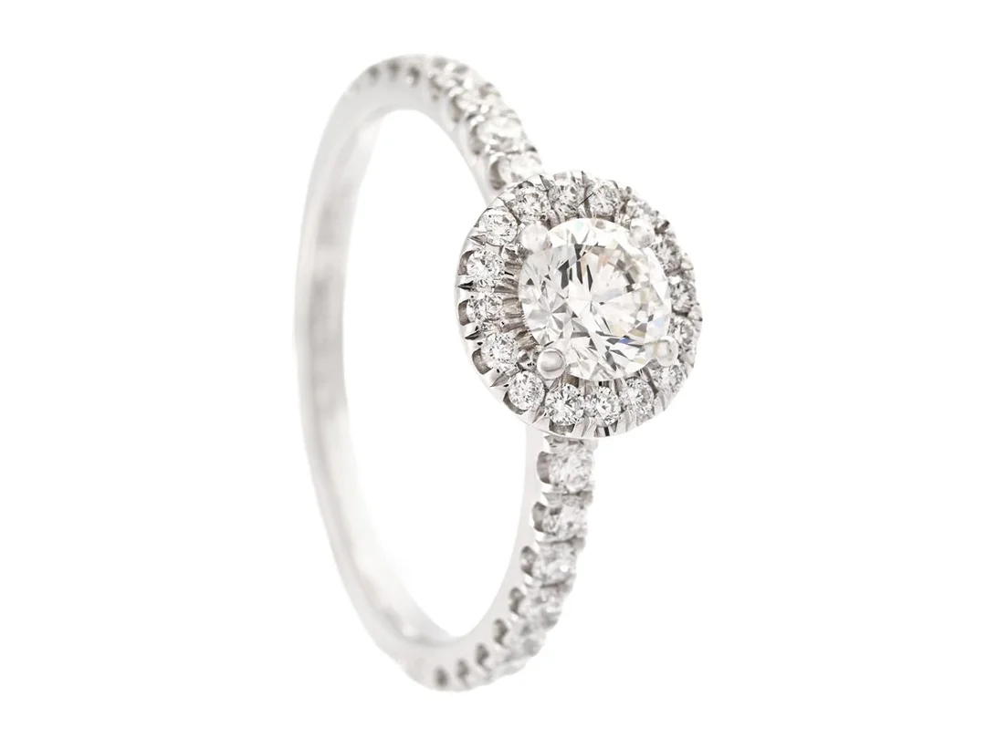 CARMOSÉRING, 18K vitguld, briljantslipade diamanter ca 0,72 ctv, ca 15,75 mm, vikt 3,0 g. — Smycken/Carmoséring — Kaplans