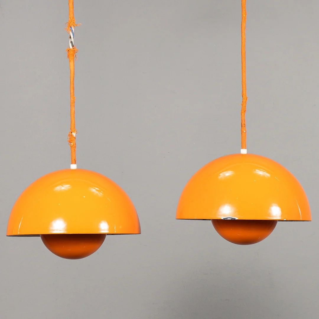 VERNER PANTON. "flowerpot" 2 stycken, VP1 pendel, Louis Poulsen, Danmark. — Ceiling lights — Karlstad Hammarö Auktionsverk