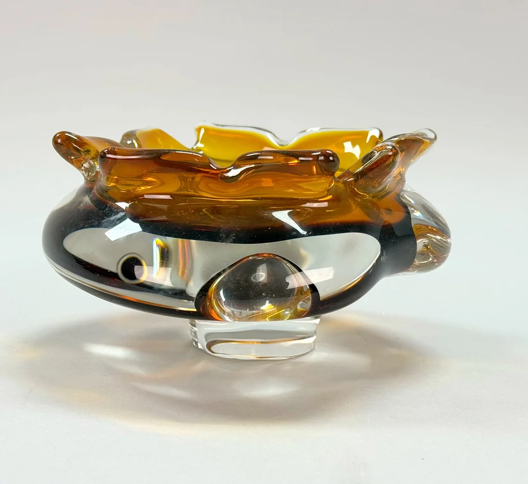 JOSEF HOSPODKA CHRIBSKA. GLASSKÅL - Bärnstensfärgat glas, 1970 tal, tillskriven, ej signerad. — Art glass — TOKA Auktionshus
