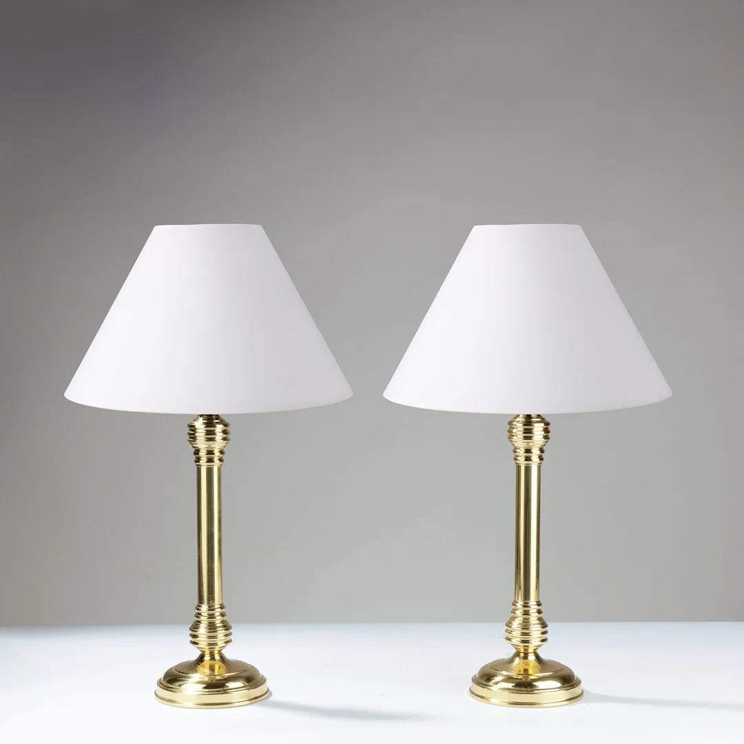 HOLM SØRENSEN & CO: Et par bordlamper med let rillet profilering, fremstillet af messing og gyldent metal, Danmark, 1900-tallets anden halvdel, (2). — Table Lamps — Palsgaard Kunstauktioner