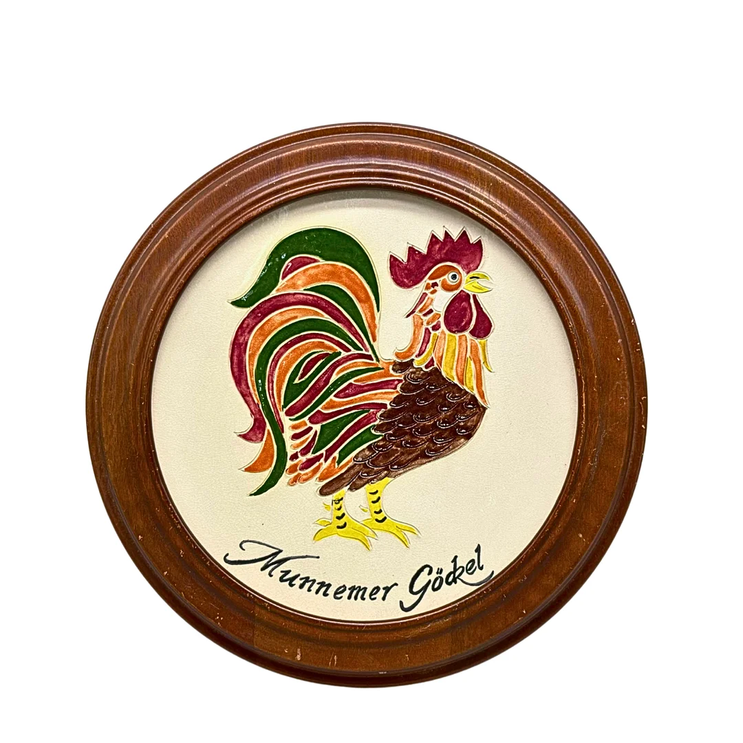 KERAMIKTELLER MIT DEM MOTIV „MUNNEMER GÖCKEL“ - JAHR 1991. — European — Auktionshaus Stuber's Hammerschlag