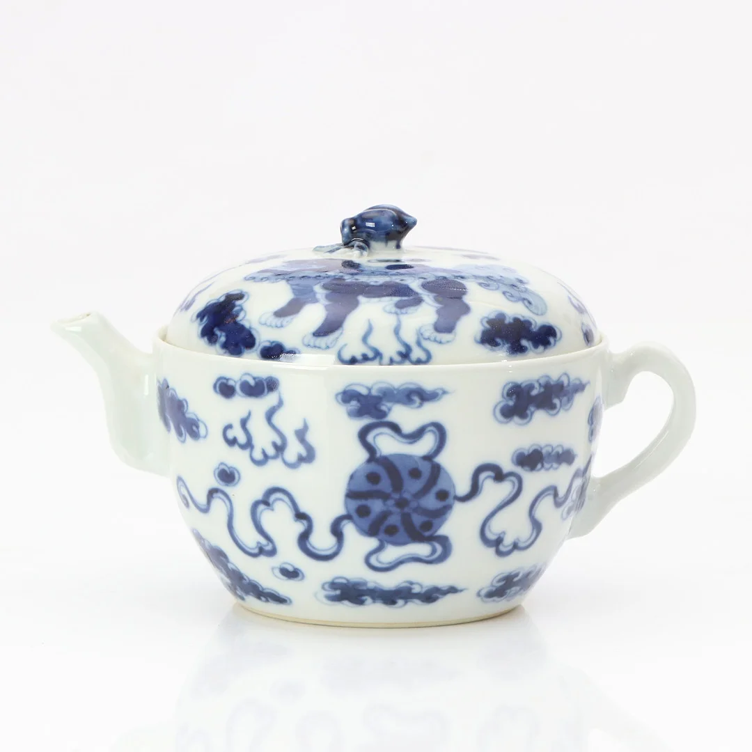 TEKANNA. Porslin med blåvit dekor. Kina, 1800-tal. Märkt undertill. — Ceramics & Porcelain — Skånes Auktionsverk