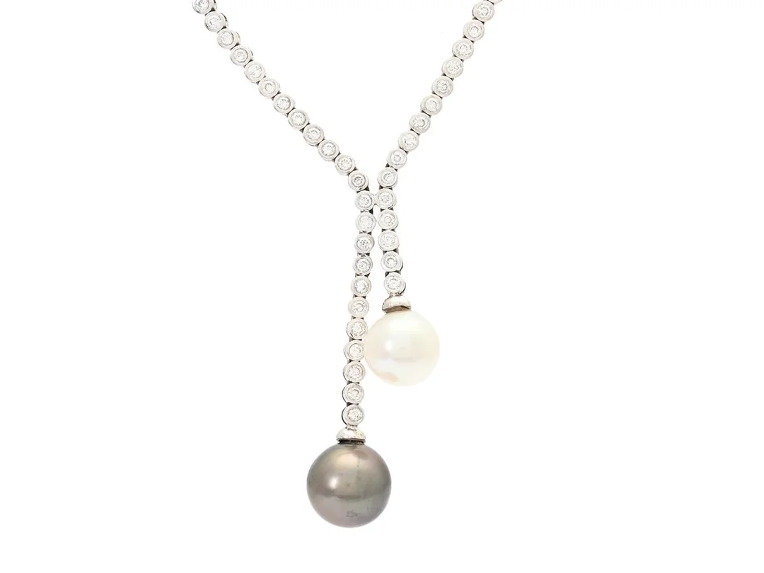 COLLIER, 18K vitguld, briljantslipade diamanter ca 2,7 ctv, ca TW-TCr/VS-SI, odlade pärlor varav en tahiti, ca 9,9- 11-1 mm, vikt 25,9 g, — Smycken/Collier — Kaplans