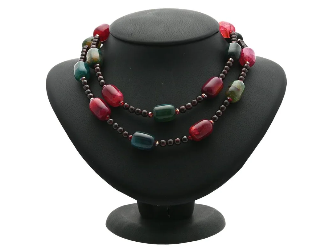 COLLIER, kulor av granat, färgad agat, rött glas, längd 80 cm. — Smycken/Collier — Kaplans