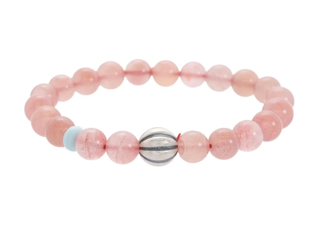 ARMBAND, kulor av kvarts, vitmetall, ca 8 mm, rosa elastiskt band, längd ca 16 cm, vikt 16,6 g. — Smycken/Armband — Kaplans