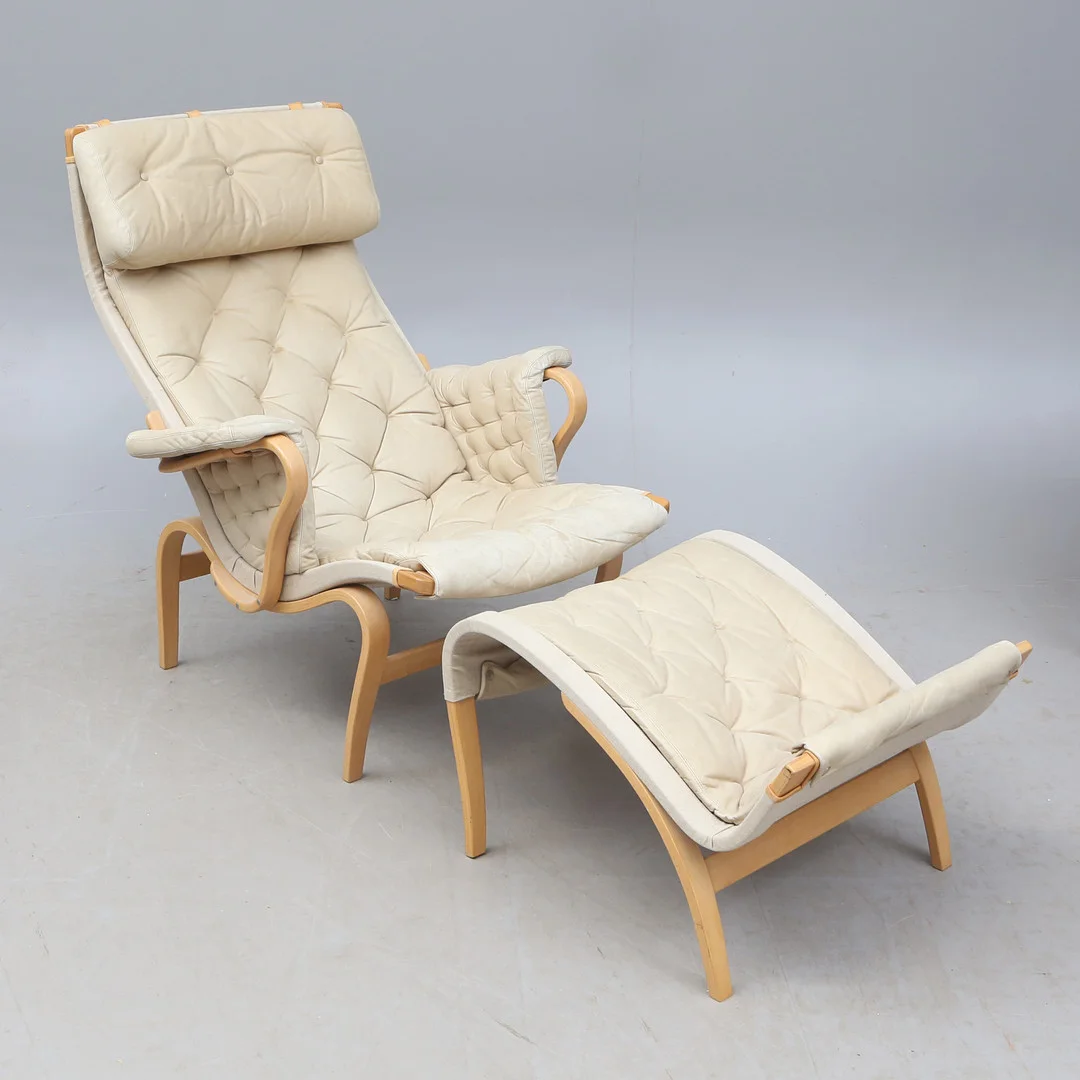 BRUNO MATHSSON. FÅTÖLJ, med FOTPALL, Pernilla, Dux, stämpelsignatur. — Armchairs & Chairs — Kalmar Auktionsverk