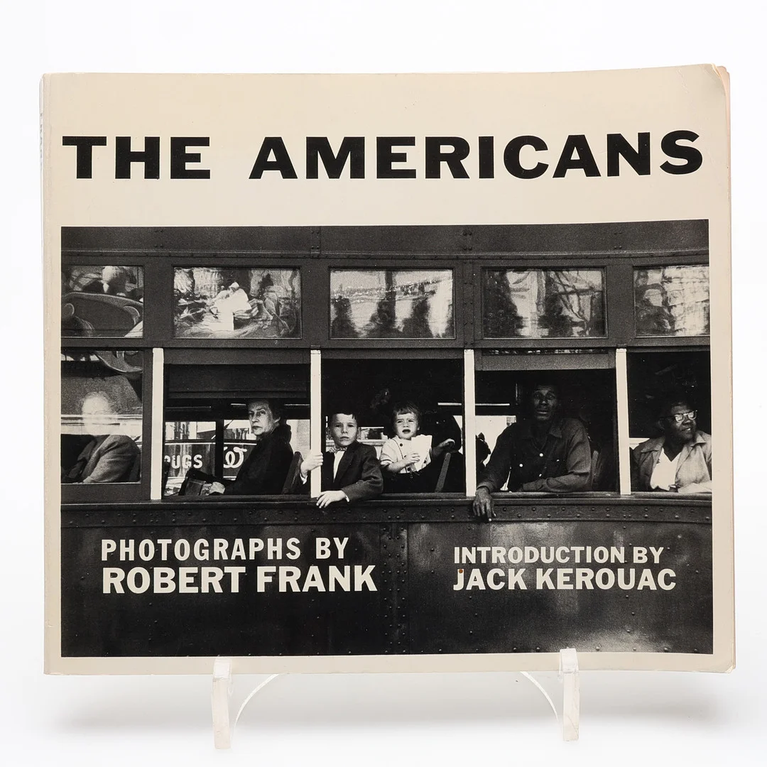 FOTO. ROBERT FRANK, SCHEWIZISK-AMERIKANSK FOTOGRAF, (1924-2019). UTVIDGAD UPPLAGA AV ROBERT FRANKS BERÖMDA THE AMERICANS MED FÖRORD AV JACK KEROUAC. — Books — Crafoord Auktioner Lund