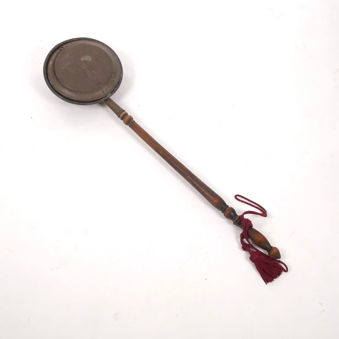 SÄNGVÄRMARE, koppar och trä, 1800-tal. — Pewter, Brass & Copper — Auktionsfirma Kenneth Svensson i Kalmar