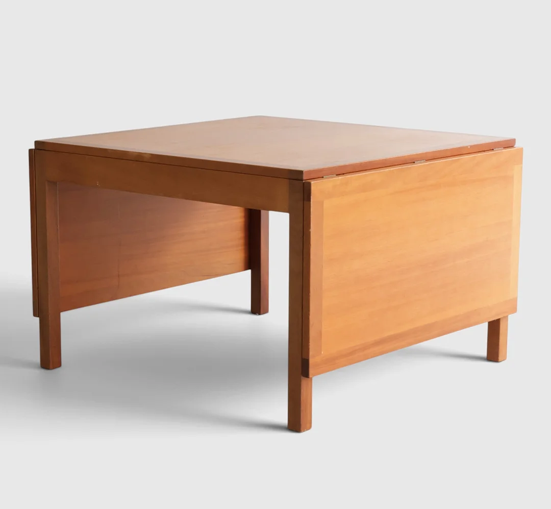BØRGE MOGENSEN. Rektangulært sofabord af mahogni, hver side med klapper. Udført og mærket hos Fredericia Stolefabrik, model '5362'. — Coffee Tables — Woxholt Auktionshus