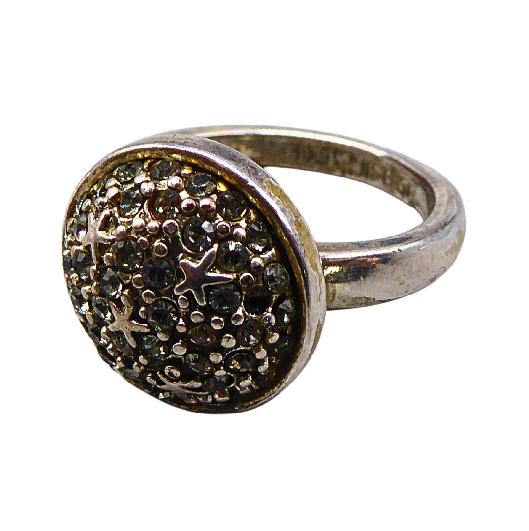 RING MIT RINGKOPF AUS METALL. — Rings — Auktionshaus Stuber's Hammerschlag