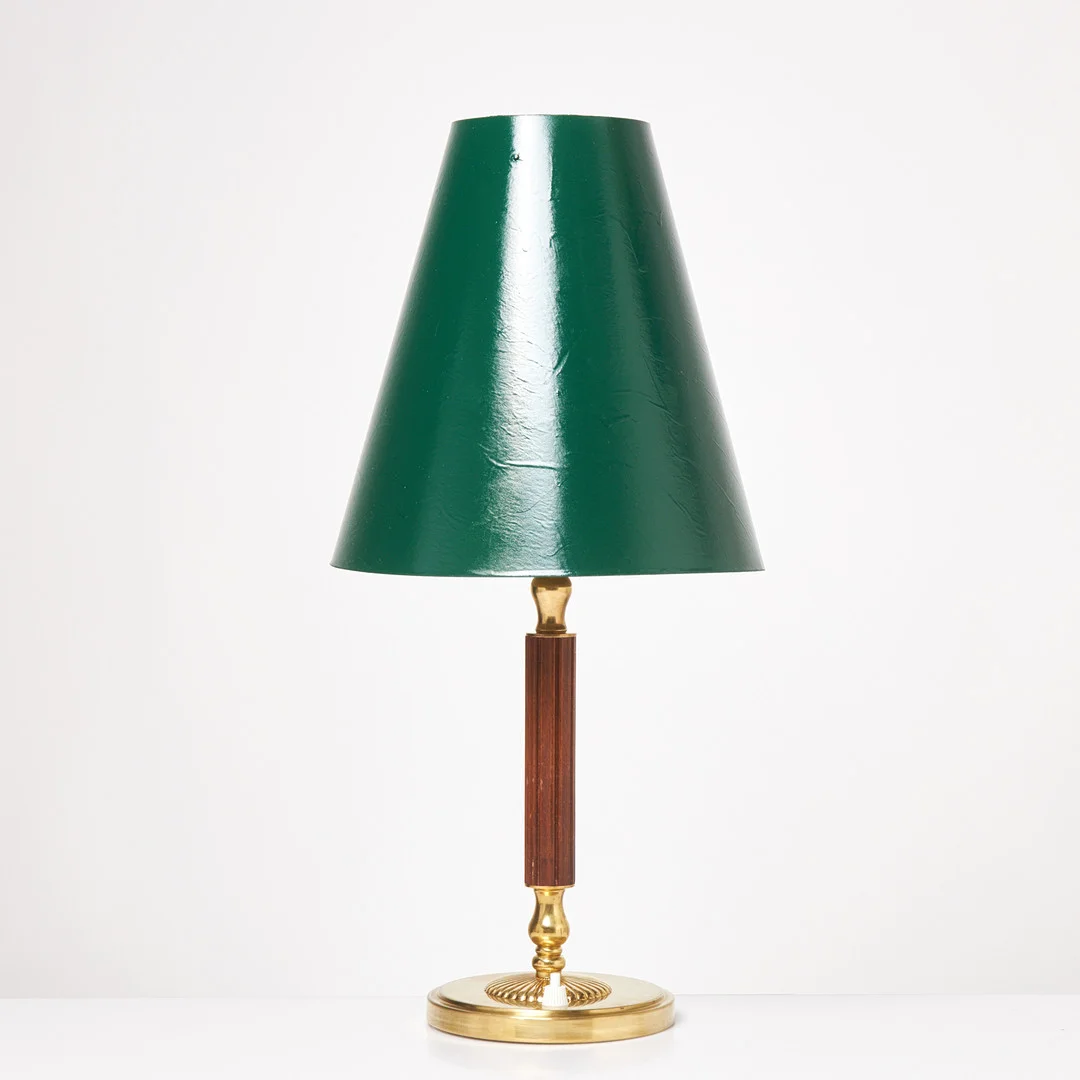 HARALD NOTINI. Bordslampa, Arvid Böhlmarks Lampfabrik, modell 15557, mässing och trä. — Table Lamps — Stockholms Auktionsverk Sickla