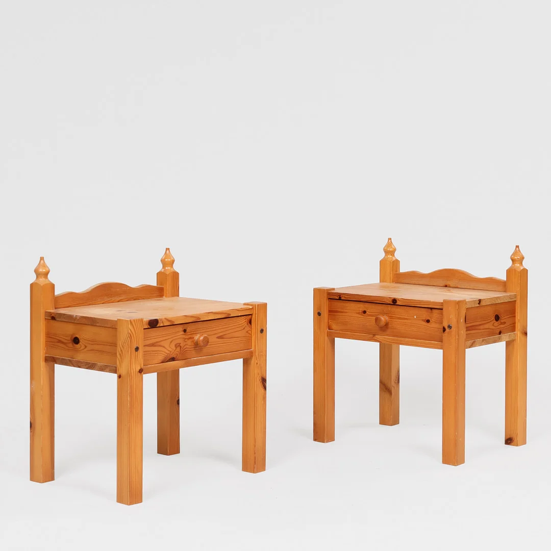 Skandinavisk Møbeldesign. Et par natborde / sengeborde af fyrretræ med underliggende skuffe, skandinavisk møbelproducent, 1900 tallets anden halvdel, (2). — Tables — Palsgaard Kunstauktioner